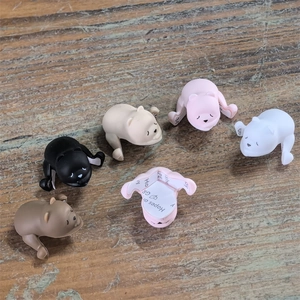 Dettaglio dei paraspigoli a forma di orso in silicone con retro adesivo