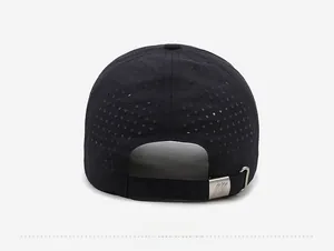 Vue arrière de la casquette mesh avec aérations laser et boucle en métal réglable