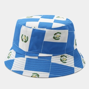Dettaglio di un cappello a secchiello a scacchi blu e bianchi con stemma del Guatemala
