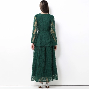 Dunkelgrünes Maxikleid aus floraler Spitze mit Puffärmeln und eleganter Rückenschnürung