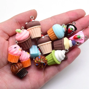 Bunte Cupcake-Anhänger aus Harz für die DIY-Schmuckherstellung und Accessoires