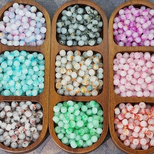 Perle di vetro colorate 6x8mm per gioielli fai-da-te in un vassoio di legno