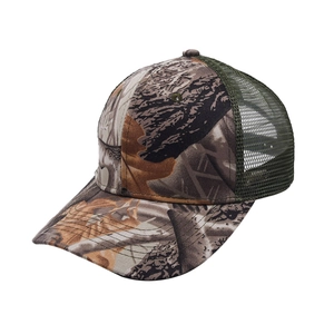 Detailansicht einer Camouflage-Trucker-Kappe mit Mesh und Blattmuster-Druck.