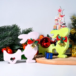 Détail de figurines teckel en bois avec cloches et décorations de fête Noël