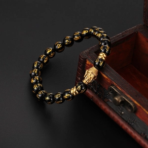Bracelet ethnique en agate noire avec perles mantra dorées et tête de bouddha
