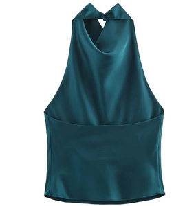 Détail du haut licou en satin vert foncé montrant la texture soyeuse et l'éclat luxueux