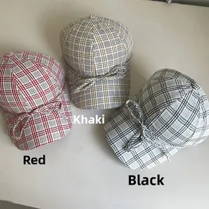 Vue détaillée de casquettes de baseball à carreaux avec nœuds en rouge, kaki et noir