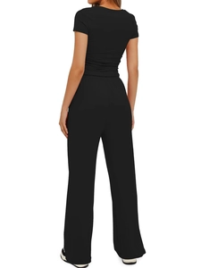 Vue arrière d'un ensemble haut noir ajusté à manches courtes et pantalon large taille haute