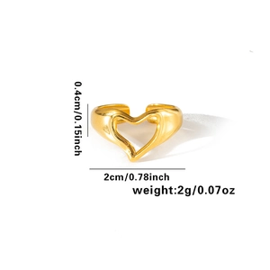 Détail d'une bague coeur dorée réglable montrant les dimensions largeur 0,4cm et diamètre 2cm