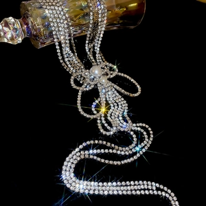 Collier multi-rangs de luxe avec pompons en strass, nœud papillon et perles
