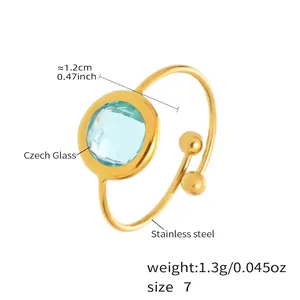 Detail von 18k vergoldetem Edelstahlring mit blauem facettiertem Tschechischem Glas