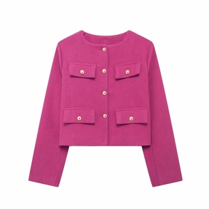 Gros plan sur la veste en tweed fuchsia avec boutons dorés et quatre poches symétriques