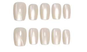 Vue macro de 10 faux ongles œil de chat blanc crème avec finition nacrée scintillante fine