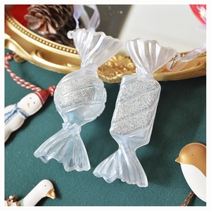 Dettaglio degli ornamenti natalizi a forma di caramella trasparente con glitter argento