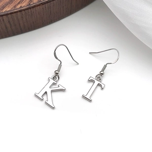 Minimalistische silberne Buchstaben-Ohrringe K und T für DIY-Schmucksets aus Legierung