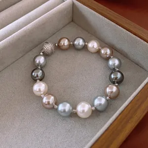 Collier de perles multicolores élégant avec fermoir magnétique en cristal et coffret