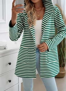 Dettaglio di un cardigan in maglia con cappuccio a righe verdi e bianche su modella