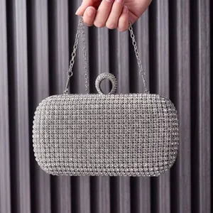 Elegante borsa da sera con strass argento, chiusura ad anello e tracolla a catena