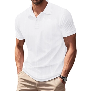 Vue détaillée d'un polo blanc avec des rayures verticales et un col boutonné élégant