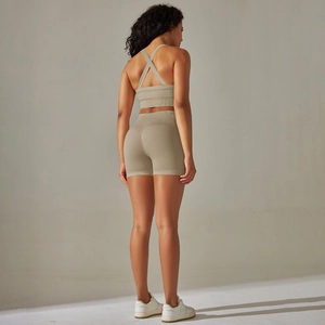 Détail du soutien-gorge de sport dos croisé et short gainant taille haute côtelé