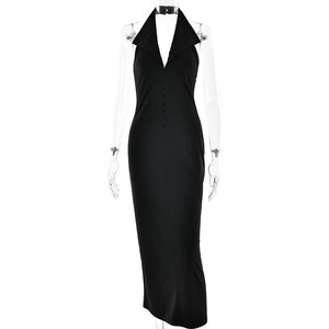 Robe longue noire ajustée à licou avec boutons décoratifs sur un fond blanc épuré