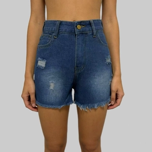 Gros plan détaillé d'un short en jean taille haute bleu avec bords effilochés et déchirures