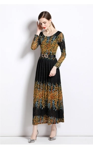 Detalle de vestido largo de encaje negro con manga larga y estampado floral naranja