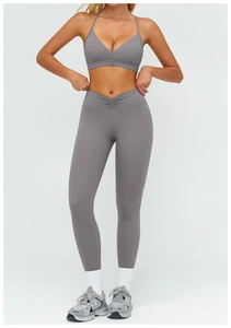 Détail du legging de yoga taille haute avec ceinture en V et texture brossée du tissu