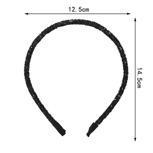 Détail d'un serre-tête noir à paillettes avec dimensions de 14,5 cm sur 12,5 cm