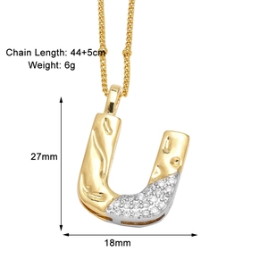 Détail du collier avec pendentif lettre U doré serti de zircons et dimensions incluses