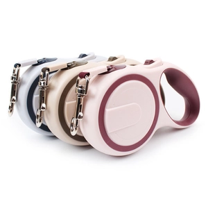 Tre guinzagli retrattili per cani in colori bicolore con ganci resistenti e impugnature ergonomiche