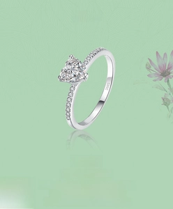 Λήψη macro του δαχτυλιδιού από ασήμι S925 με ζιργκόν καρδιά και πλευρικά διαμάντια