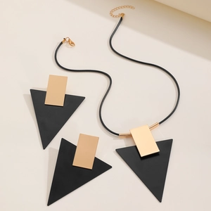 Parure de bijoux moderne avec pendentifs géométriques noir et or sur collier en cordon