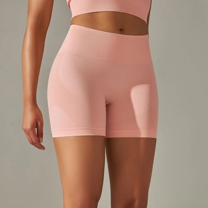 Vue détaillée du short de yoga sans couture taille haute rose poudré avec tissu respirant