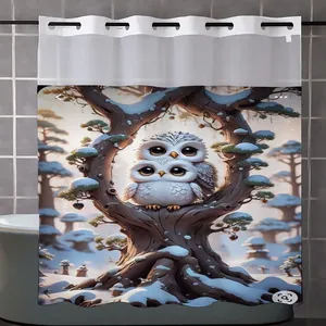 Detailansicht Duschvorhang mit Eulen-Print im Winter und Metallösen im Badezimmer