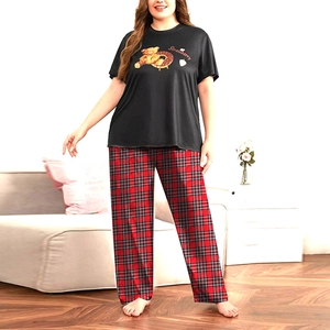 Set pigiama da donna con t-shirt nera grafica fragola e pantaloni a quadri rossi