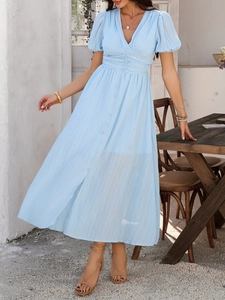 Chiffon-Kleid mit V-Ausschnitt in Hellblau, Knopfleiste vorne und hoher Taille