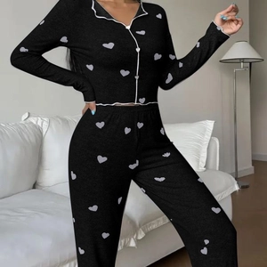 Ensemble pyjama femme noir à motif cœurs avec haut à manches longues et pantalon