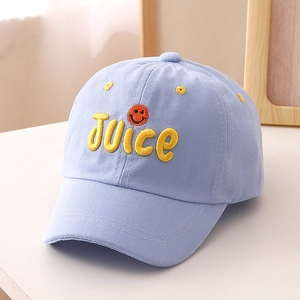 Detailansicht einer hellblauen Kinder-Baseballkappe mit gelber Juice-Stickerei.