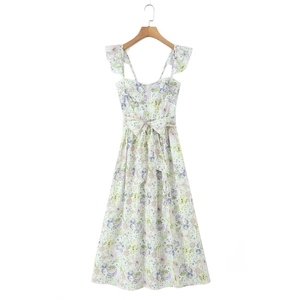 Robe trapèze à imprimé fleuri, volants, col en V et ceinture nouée sur cintre en bois