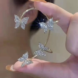 Élégante manchette d'oreille papillon dorée ornée de strass blancs et design enveloppant