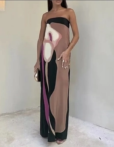 Detail des eleganten trägerlosen Maxikleids mit Blumenmuster in Kaffee und Lila Stoff