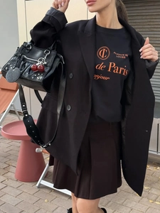 Street style βαμβακερό T-shirt με σικ μπλέιζερ και δερμάτινη τσάντα με τρουκς