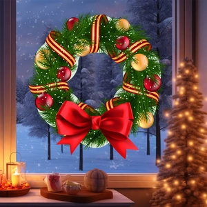 Couronne de Noël avec nœuds rouges et boules dorées sur fond de fenêtre enneigée