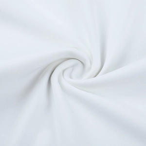 Vista macro del morbido tessuto a maglia bianco con pieghe eleganti e coste fini
