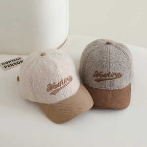 Casquette de baseball hiver enfant en sherpa avec broderie Nothing et visière velours