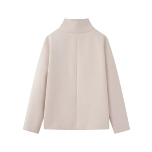 Vue arrière d'un manteau court beige minimaliste avec col montant et coutures d'épaule tombantes