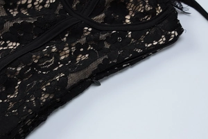 Détail de la dentelle florale noire avec fermeture éclair invisible et doublure beige