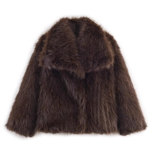 Cappotto in pelliccia sintetica marrone cioccolato con ampi revers su sfondo bianco