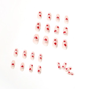 Faux ongles roses avec motifs de cœurs rouges et accents de strass argentés pour femme